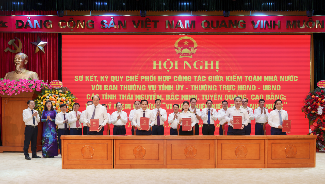 Đại diện L&atilde;nh đạo KTNN k&yacute; Quy chế phối hợp c&ocirc;ng t&aacute;c giữa KTNN với Ban Thường vụ Tỉnh ủy, Thường trực HĐND, UBND tỉnh Cao Bằng.