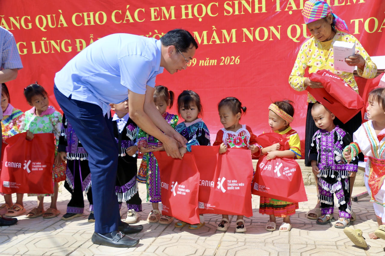 Báo Pháp luật Việt Nam trao yêu thương nơi biên giới: Tiếp sức em thơ bước vào năm học mới