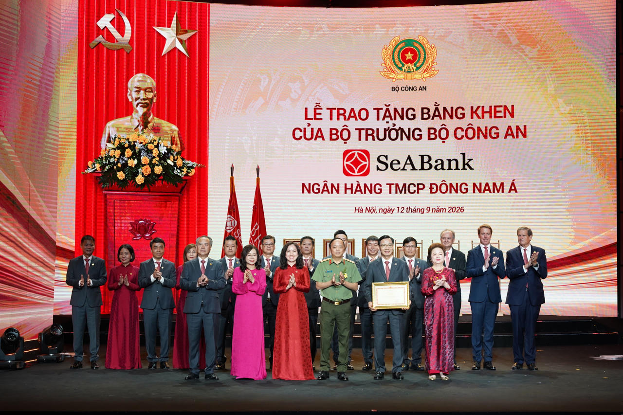 Ban l&atilde;nh đạo  SeABank đ&oacute;n nhận Bằng khen của Bộ trưởng Bộ C&ocirc;ng an v&igrave; đ&atilde; c&oacute; th&agrave;nh t&iacute;ch xuất sắc trong phong tr&agrave;o &ldquo;To&agrave;n d&acirc;n bảo vệ an ninh Tổ quốc&rdquo;