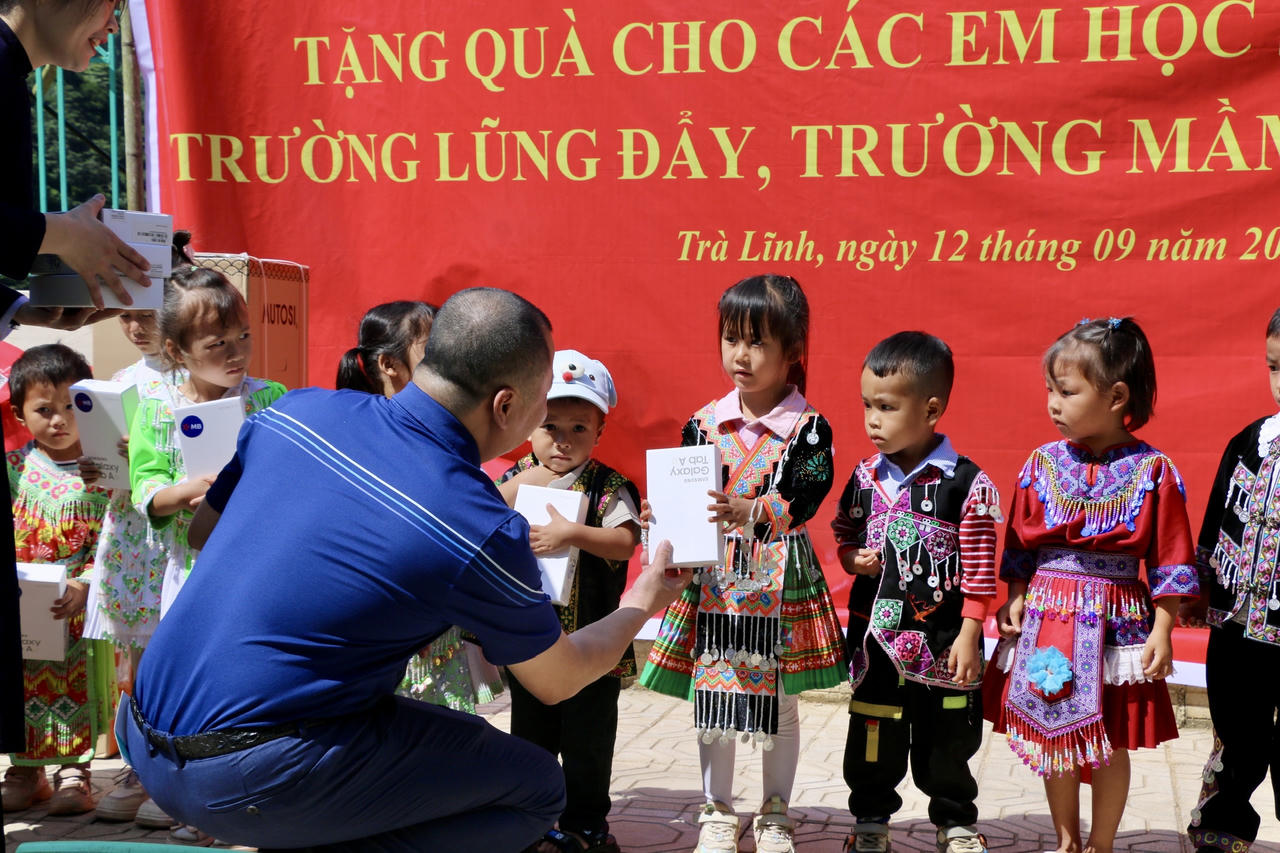 Báo Pháp luật Việt Nam trao yêu thương nơi biên giới: Tiếp sức em thơ bước vào năm học mới