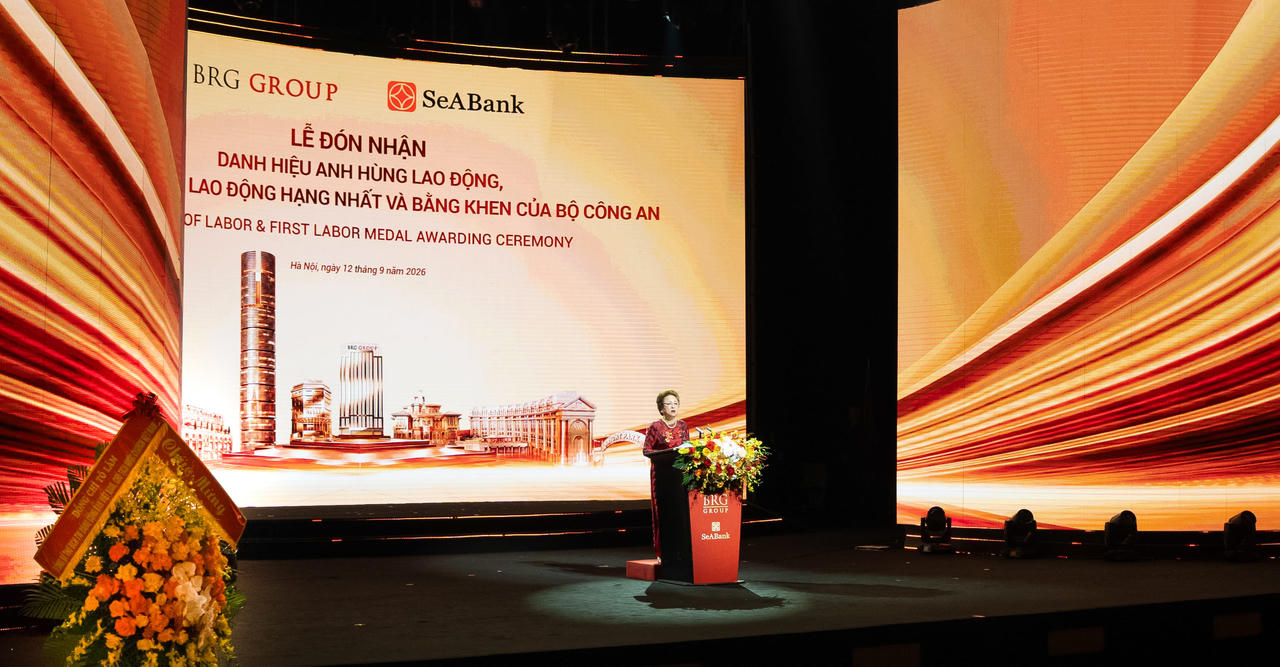 Anh h&ugrave;ng Lao động Nguyễn Thị Nga ph&aacute;t biểu đ&aacute;p từ tại buổi lễ