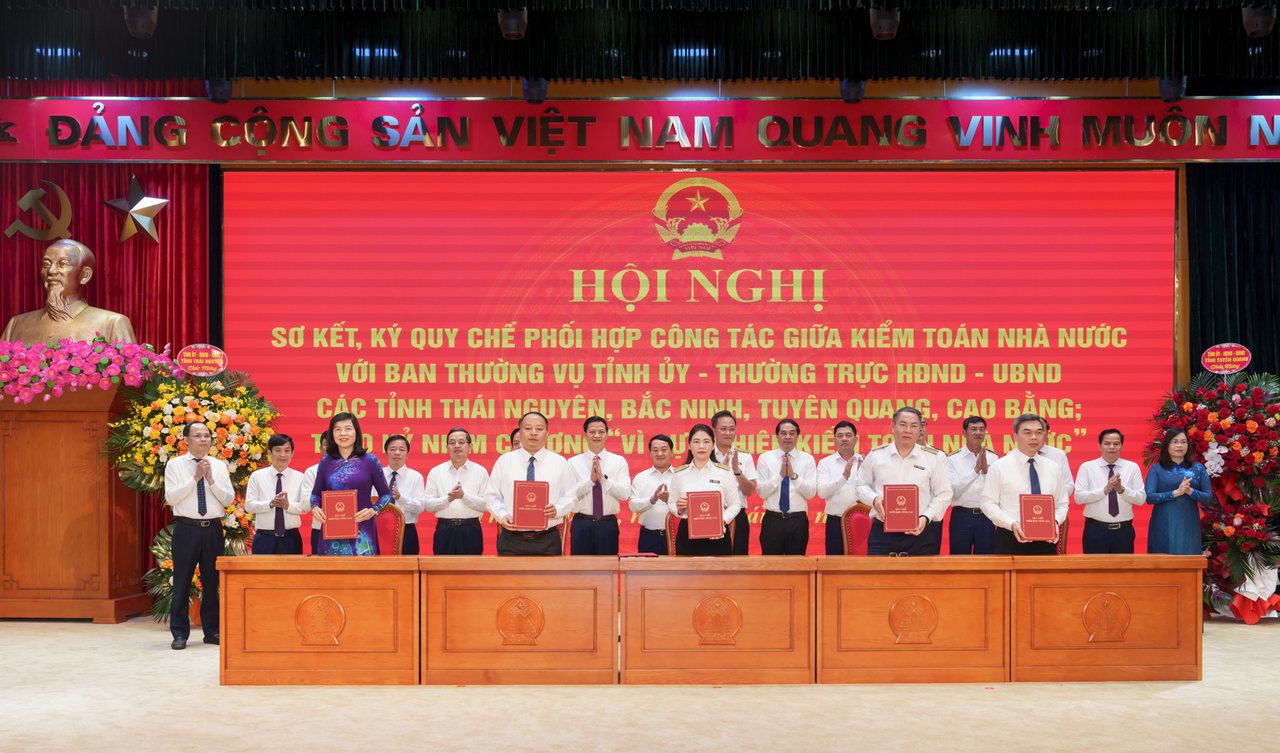 Đại diện L&atilde;nh đạo KTNN k&yacute; Quy chế phối hợp c&ocirc;ng t&aacute;c giữa KTNN với Ban Thường vụ Tỉnh ủy, Thường trực HĐND, UBND tỉnh Tuy&ecirc;n Quang.