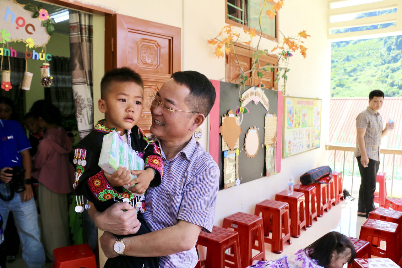 Tổng Bi&ecirc;n tập B&aacute;o Ph&aacute;p luật Việt Nam động vi&ecirc;n c&aacute;c em học sinh. (Ảnh: L&ecirc; Hanh)