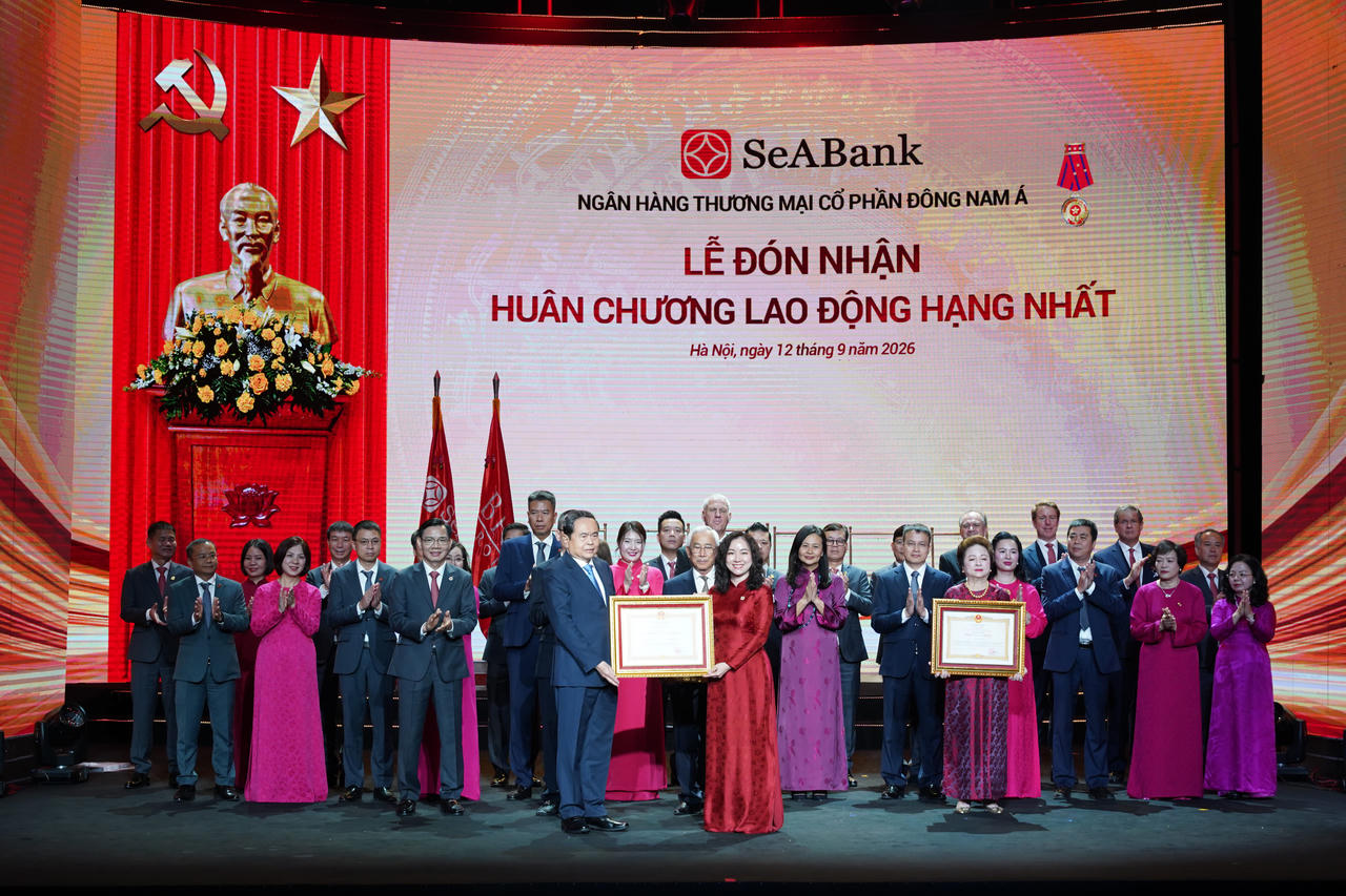 B&agrave; L&ecirc; Thu Thuỷ - Ph&oacute; Chủ tịch HĐQT SeABank đại diện Ng&acirc;n h&agrave;ng đ&oacute;n nhận Hu&acirc;n chương lao động hạng Nhất