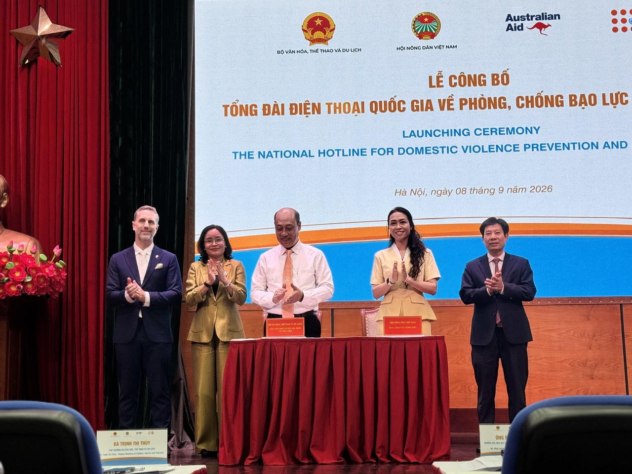 Lễ c&ocirc;ng bố Tổng đ&agrave;i điện thoại quốc gia về ph&ograve;ng, chống bạo lực gia đ&igrave;nh 117 (Ảnh Ngọc H&agrave;)