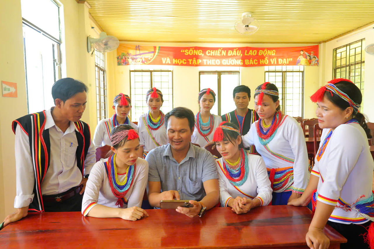 Những người con mang họ Hồ vẫn đang ng&agrave;y đ&ecirc;m đo&agrave;n kết, đồng l&ograve;ng, g&igrave;n giữ v&agrave; ph&aacute;t huy truyền thống tốt đẹp của cha &ocirc;ng, viết tiếp bản h&ugrave;ng ca về &yacute; ch&iacute; tự lực, tinh thần đo&agrave;n kết v&agrave; kh&aacute;t vọng dựng x&acirc;y qu&ecirc; hương ng&agrave;y c&agrave;ng gi&agrave;u đẹp, văn minh (ảnh V&acirc;n Anh)