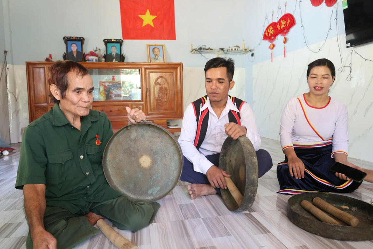 Tinh thần &ldquo;giữ lửa&rdquo; văn ho&aacute; bản địa đang được thế hệ trẻ tiếp nối một c&aacute;ch thiết thực bằng c&aacute;ch, nhiều bạn trẻ ng&agrave;y nay vẫn thường xuy&ecirc;n t&igrave;m đến nh&agrave; c&aacute;c b&ocirc; l&atilde;o để lắng nghe, t&igrave;m hiểu về c&aacute;c phong tục, tập qu&aacute;n v&agrave; sử dụng đấu chi&ecirc;ng, m&uacute;a.. (ảnh V&acirc;n Anh)
