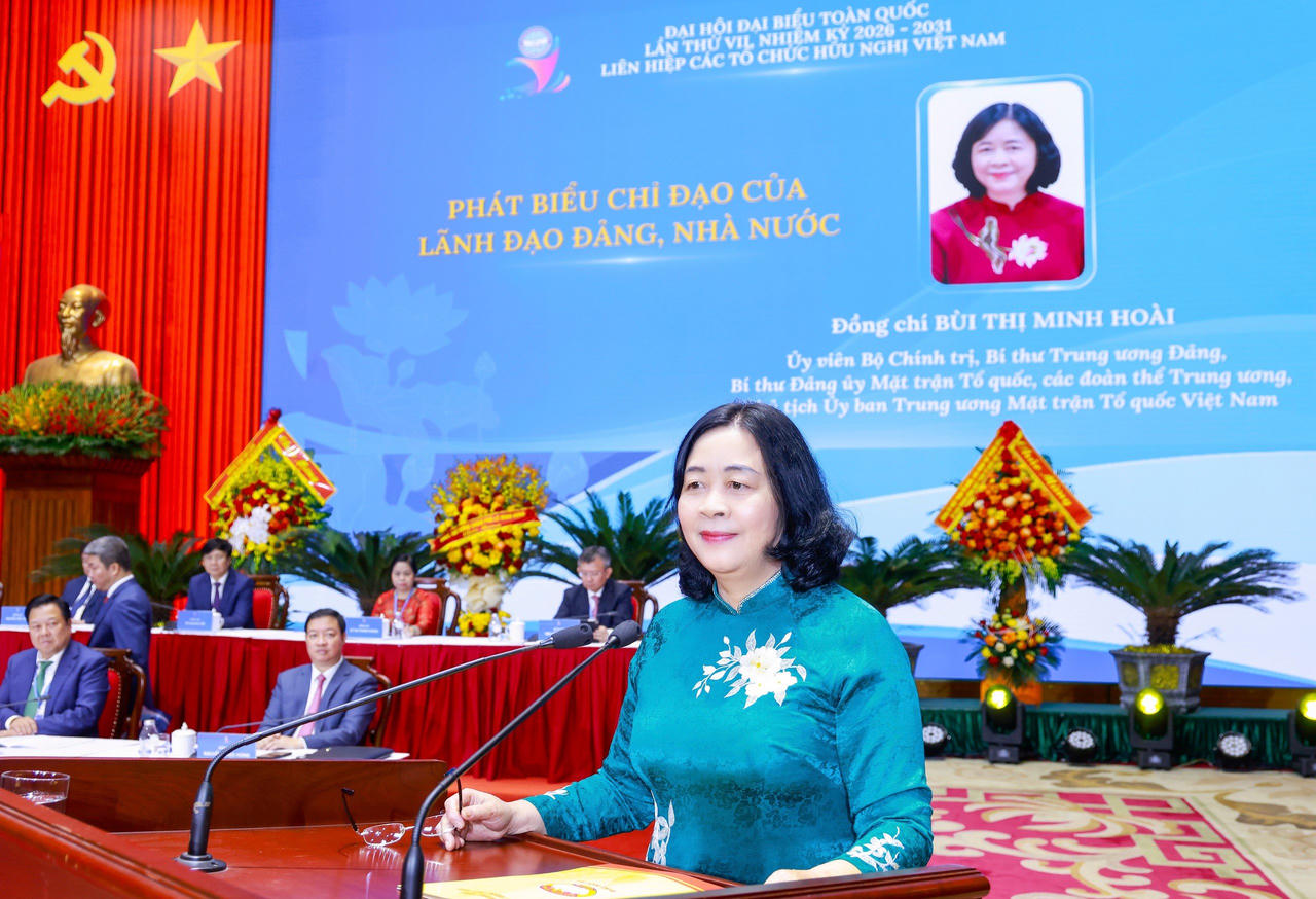 B&agrave; B&ugrave;i Thị Minh Ho&agrave;i - Ủy vi&ecirc;n Bộ Ch&iacute;nh trị, B&iacute; thư Trung ương Đảng, B&iacute; thư Đảng ủy MTTQ, c&aacute;c đo&agrave;n thể Trung ương, Chủ tịch Ủy ban Trung ương MTTQ Việt Nam ph&aacute;t biểu chỉ đạo tại Đại hội. Ảnh: Quang Vinh