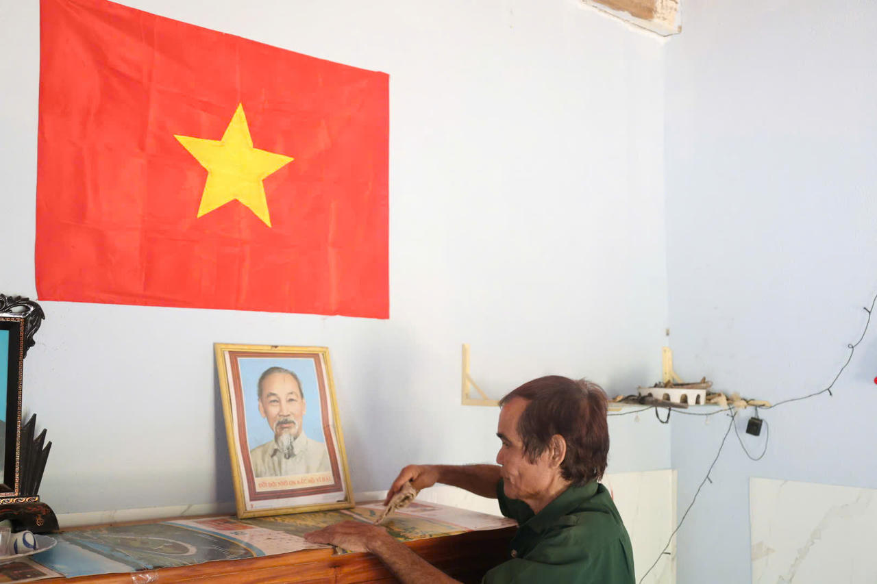 Người Co khi dựng nh&agrave;, việc đầu ti&ecirc;n t&iacute;nh đến l&agrave; đặt b&agrave;n thờ B&aacute;c Hồ ở đ&acirc;u cho trang trọng nhất (ảnh V&acirc;n Anh)