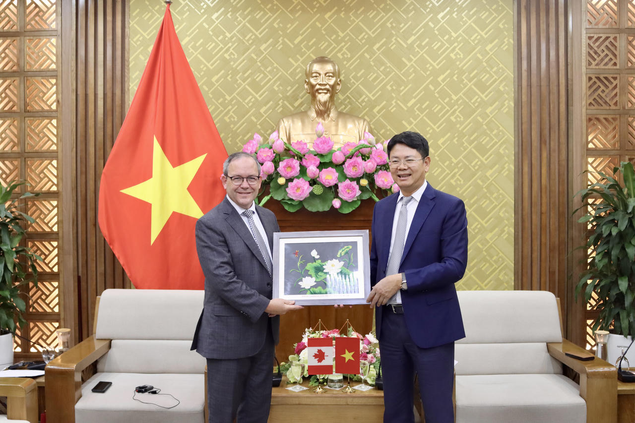 Thứ trưởng Nguyễn Thanh Tịnh tặng qu&agrave; lưu niệm cho &ocirc;ng Doug Downey, Tổng Chưởng l&yacute; tỉnh Ontario, Canada.
