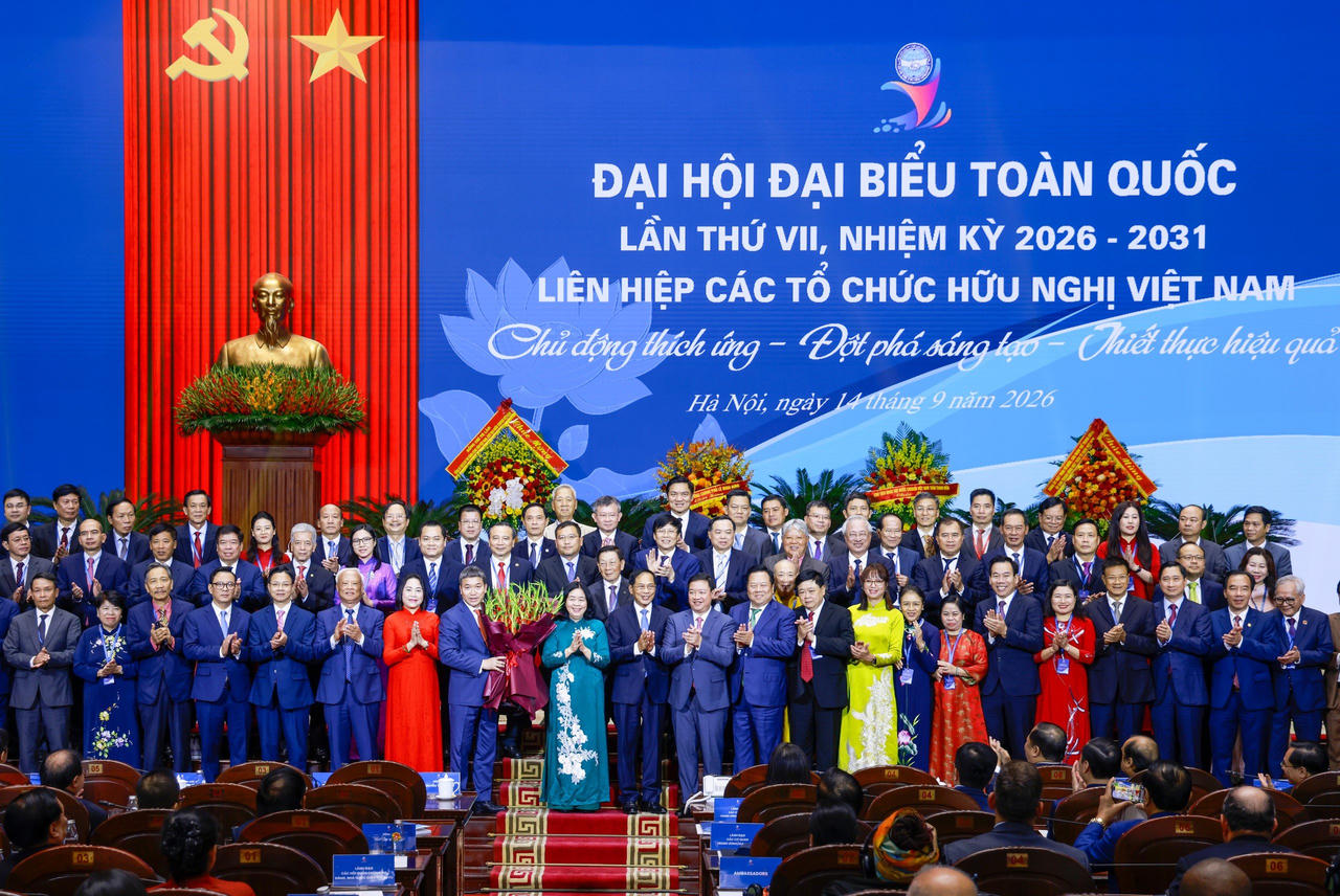 B&agrave; B&ugrave;i Thị Minh Ho&agrave;i - Ủy vi&ecirc;n Bộ Ch&iacute;nh trị, B&iacute; thư Trung ương Đảng, B&iacute; thư Đảng ủy MTTQ, c&aacute;c đo&agrave;n thể Trung ương, Chủ tịch Ủy ban Trung ương MTTQ Việt Nam tặng hoa ch&uacute;c mừng Ban Chấp h&agrave;nh Li&ecirc;n hiệp c&aacute;c tổ chức hữu nghị Việt Nam kh&oacute;a VII. Ảnh: Quang Vinh