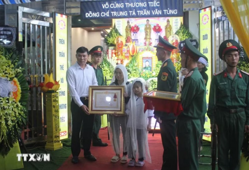 Chủ tịch nước truy tặng Huân chương Dũng cảm đối với Trung tá Trần Văn Tùng