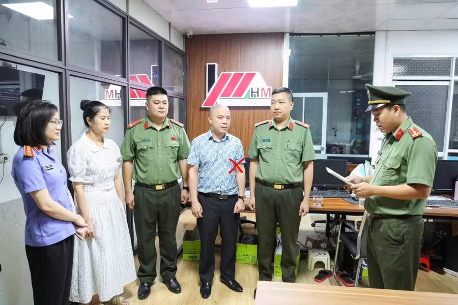 Cơ quan chức năng kh&aacute;m x&eacute;t nơi l&agrave;m việc của Nguyễn Văn Hiếu. Ảnh: CAPT