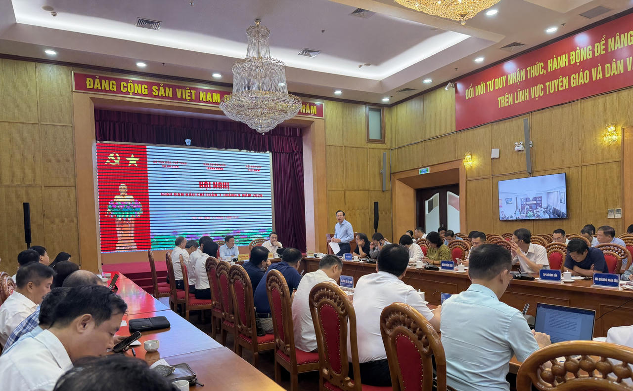 Thứ trưởng Bộ GD&amp;amp;ĐT Đo&agrave;n Trung Ki&ecirc;n b&aacute;o c&aacute;o tại Hội nghị.