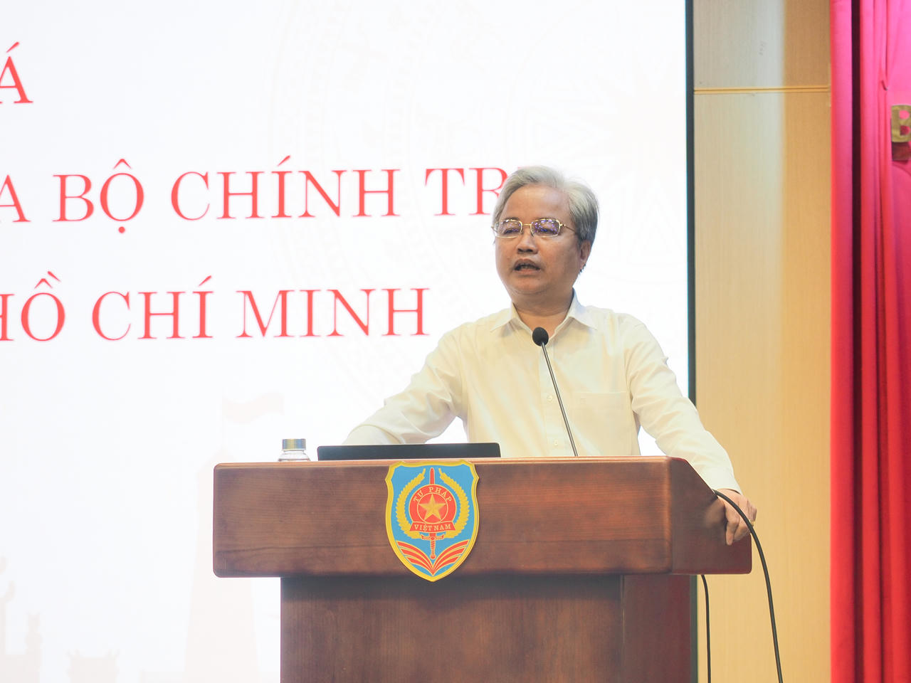 Đồng ch&iacute; Nguyễn Quang Th&aacute;i, Ph&oacute; B&iacute; thư chuy&ecirc;n tr&aacute;ch Đảng uỷ Bộ Tư ph&aacute;p đ&atilde; tr&igrave;nh b&agrave;y những điểm mới đột ph&aacute; trong Chỉ thị số 07-CT/TW của Bộ Ch&iacute;nh trị về &ldquo;Đẩy mạnh học tập, thực h&agrave;nh tư tưởng, đạo đức, phương ph&aacute;p, phong c&aacute;ch Hồ Ch&iacute; Minh trong giai đoạn ph&aacute;t triển mới&rdquo;.