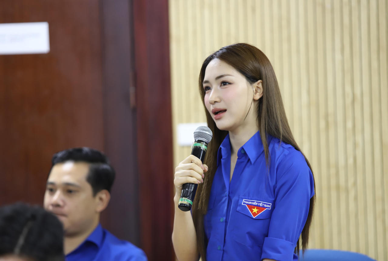 Ca sĩ H&ograve;a Minzy được bầu l&agrave; th&agrave;nh vi&ecirc;n Ủy ban Trung ương Hội Li&ecirc;n hiệp Thanh ni&ecirc;n Việt Nam kh&oacute;a XIX (Ảnh: Đ.Hải).