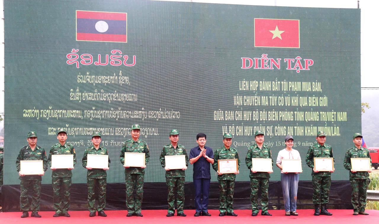 &Ocirc;ng L&ecirc; Văn Bảo, Ph&oacute; Chủ tịch UBND tỉnh Quảng Trị, trao Bằng khen của UBND tỉnh cho c&aacute;c tập thể, c&aacute; nh&acirc;n. (Ảnh: Đ&igrave;nh Tiến)