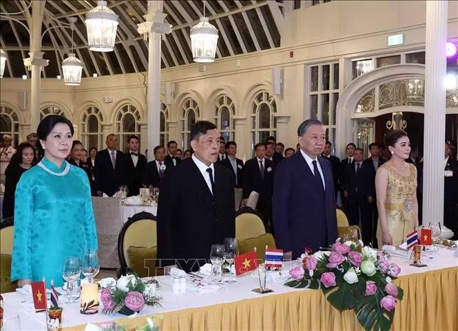 Tổng B&iacute; thư, Chủ tịch nước T&ocirc; L&acirc;m v&agrave; Phu nh&acirc;n Ng&ocirc; Phương Ly c&ugrave;ng Nh&agrave; vua Th&aacute;i Lan Maha Vajiralongkorn Phra Vajiraklaochaoyuhua v&agrave; Ho&agrave;ng hậu Suthida Bajrasudhabimalalakshana với c&aacute;c đại biểu thực hiện nghi thức ch&agrave;o cờ. Ảnh: Thống Nhất/TTXVN