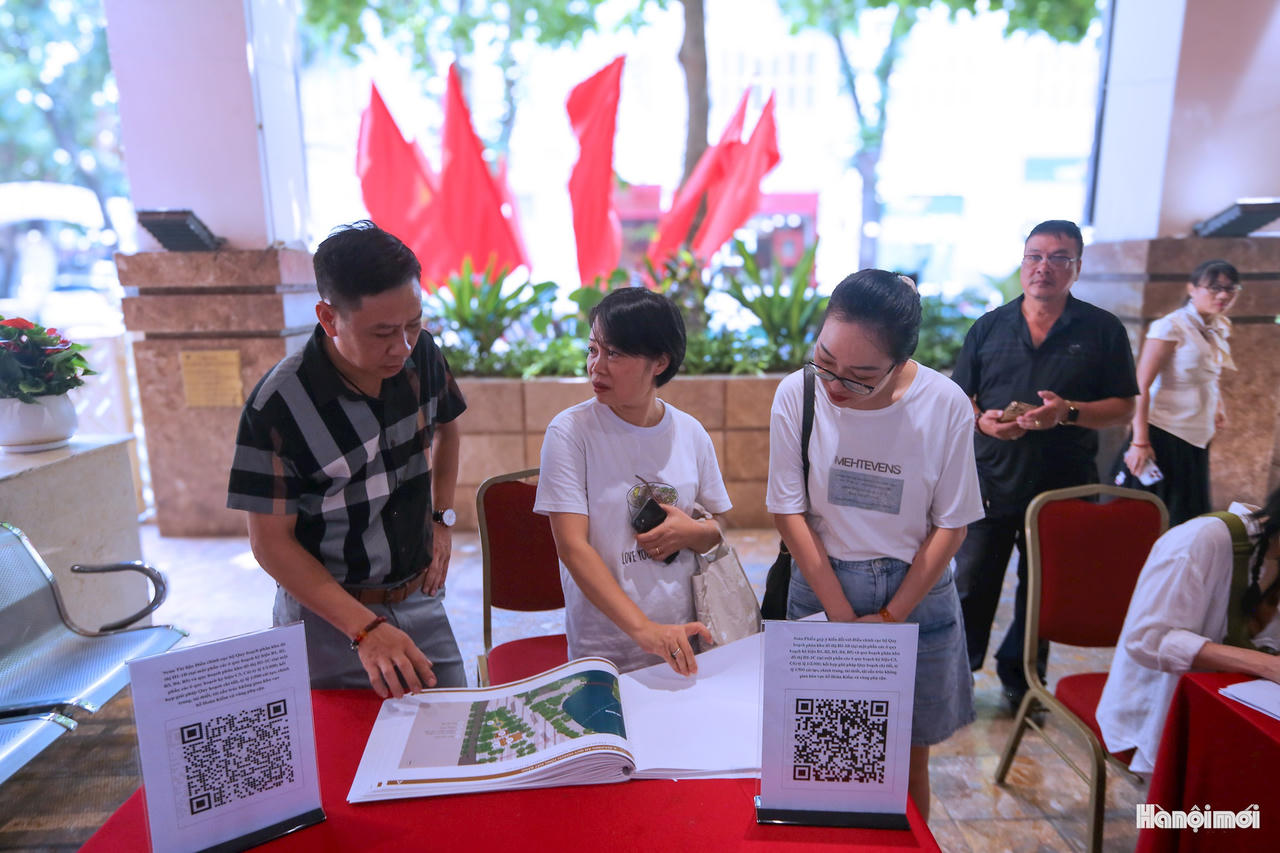Nhiều người d&acirc;n qu&eacute;t m&atilde; QR để g&oacute;p &yacute; v&agrave;o phương &aacute;n điều chỉnh quy hoạch khu vực hồ Ho&agrave;n Kiếm v&agrave; phụ cận. (Ảnh: hanoimoi.vn)