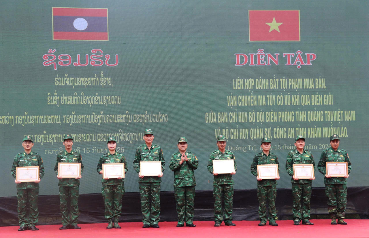 Thiếu tướng V&otilde; Tiến Nghị trao Bằng khen của Bộ Tư lệnh Bộ đội Bi&ecirc;n cho c&aacute;c tập thể, c&aacute; nh&acirc;n. (Ảnh: Đ&igrave;nh Tiến)