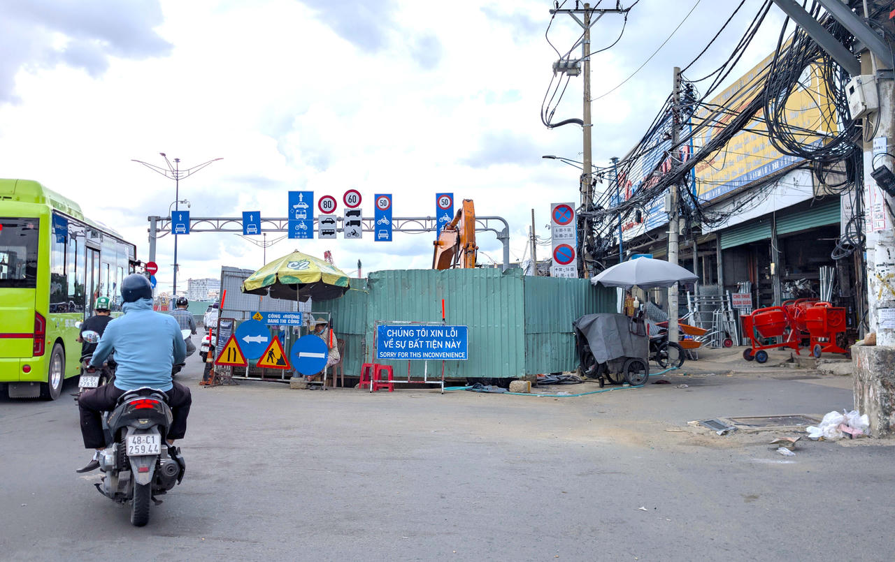 C&aacute;c đơn vị thi c&ocirc;ng được y&ecirc;u cầu r&agrave; so&aacute;t c&ocirc;ng nghệ để r&uacute;t ngắn thời gian chiếm dụng mặt đường, bố tr&iacute; lực lượng điều tiết thường trực tại c&aacute;c giao lộ trọng điểm. Ảnh: Trường Giang