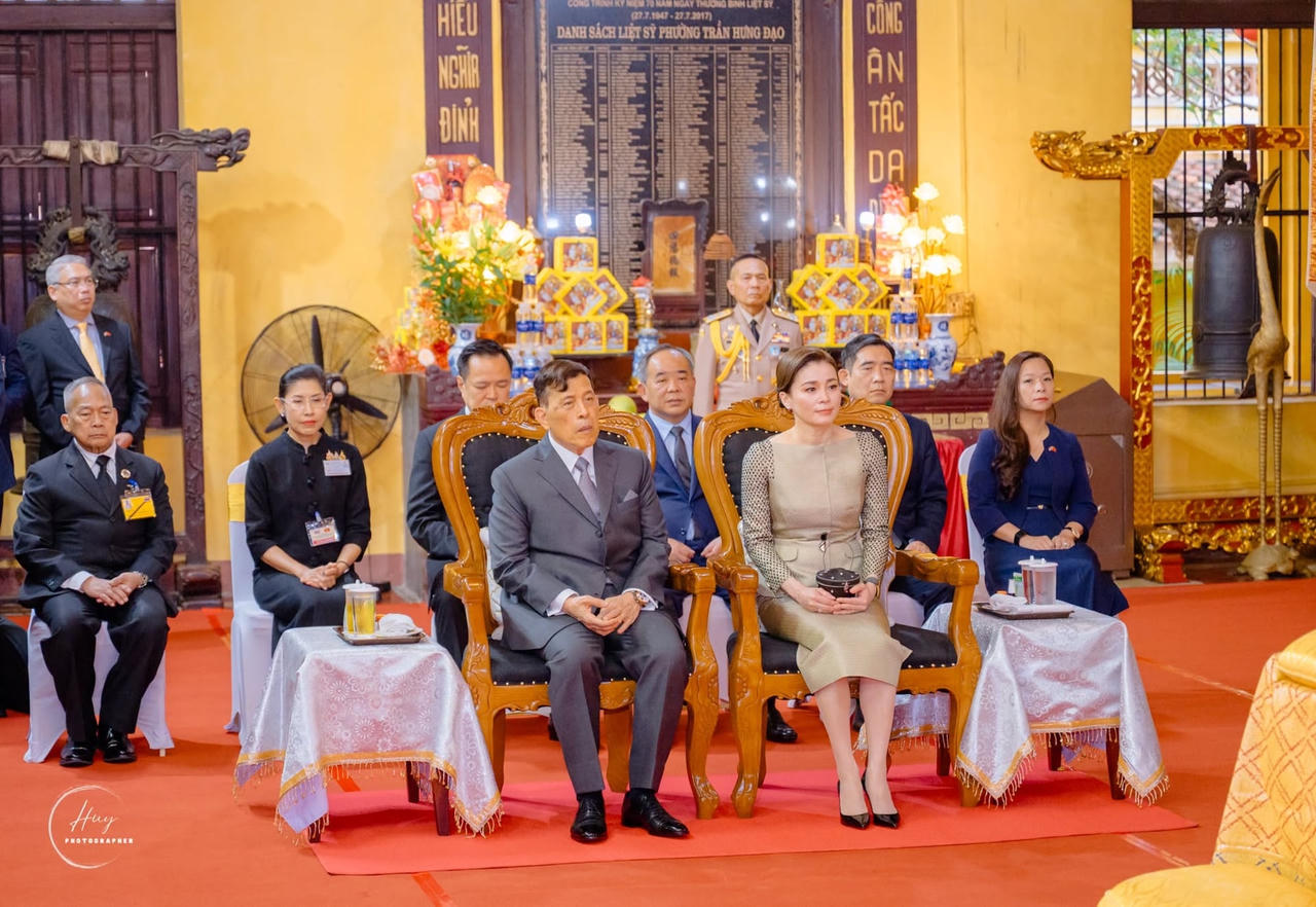 Nh&agrave; vua Th&aacute;i Lan lễ Phật tại ch&ugrave;a Qu&aacute;n Sứ 6