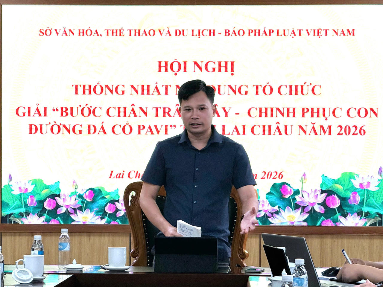 &Ocirc;ng Trần Văn C&ocirc;ng - Ph&oacute; Gi&aacute;m đốc Sở Văn h&oacute;a, Thể thao v&agrave; Du lịch tỉnh Lai Ch&acirc;u đ&aacute;nh gi&aacute; cao tinh thần tr&aacute;ch nhiệm của đo&agrave;n khảo s&aacute;t. (Ảnh: Tống Bao)
