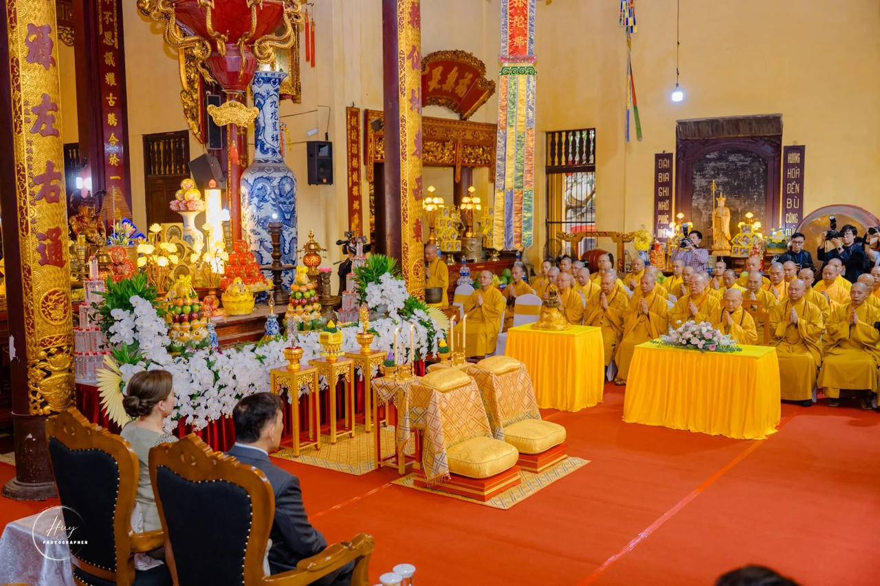 Nh&agrave; vua Th&aacute;i Lan lễ Phật tại ch&ugrave;a Qu&aacute;n Sứ