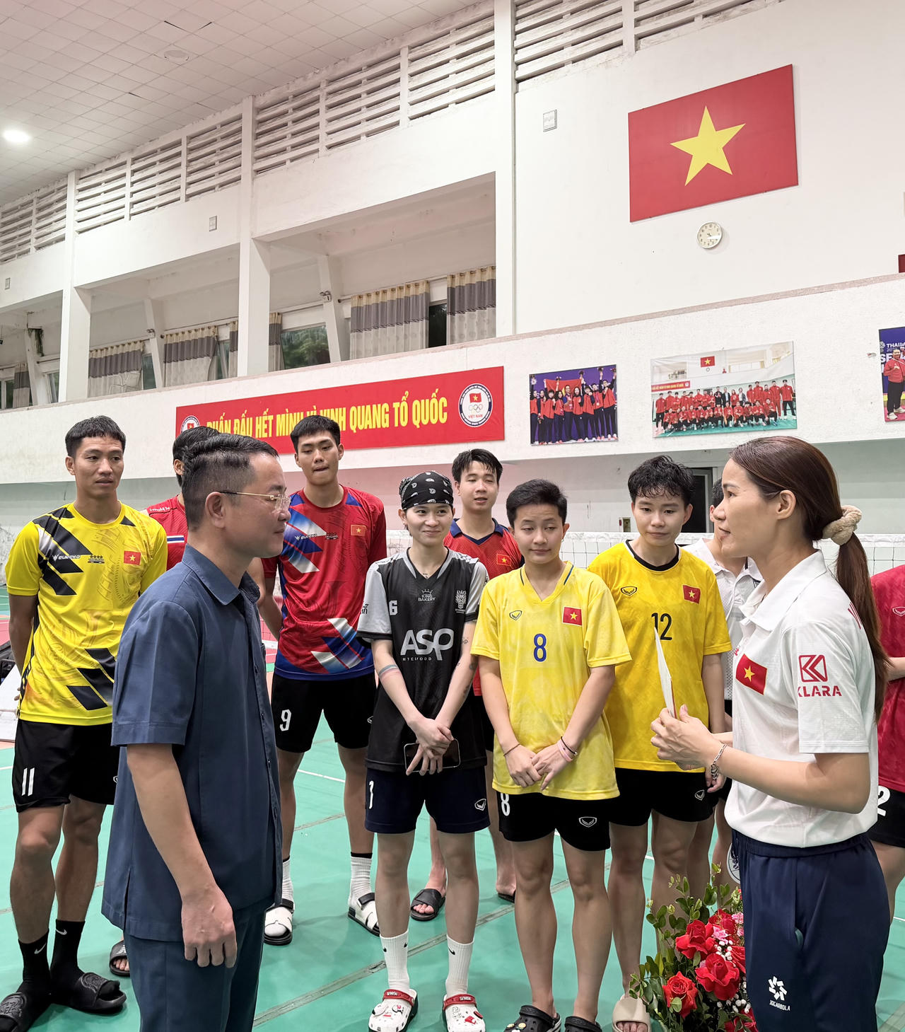 TS, Nh&agrave; b&aacute;o Vũ Ho&agrave;i Nam, Tổng Bi&ecirc;n tập B&aacute;o Ph&aacute;p luật Việt Nam trao đổi với HLV Trần Thị Vui về c&ocirc;ng t&aacute;c chuẩn bị của đội tuyển cầu m&acirc;y Việt Nam trước ng&agrave;y l&ecirc;n đường tham dự ASIAD 20 tại Nhật Bản.