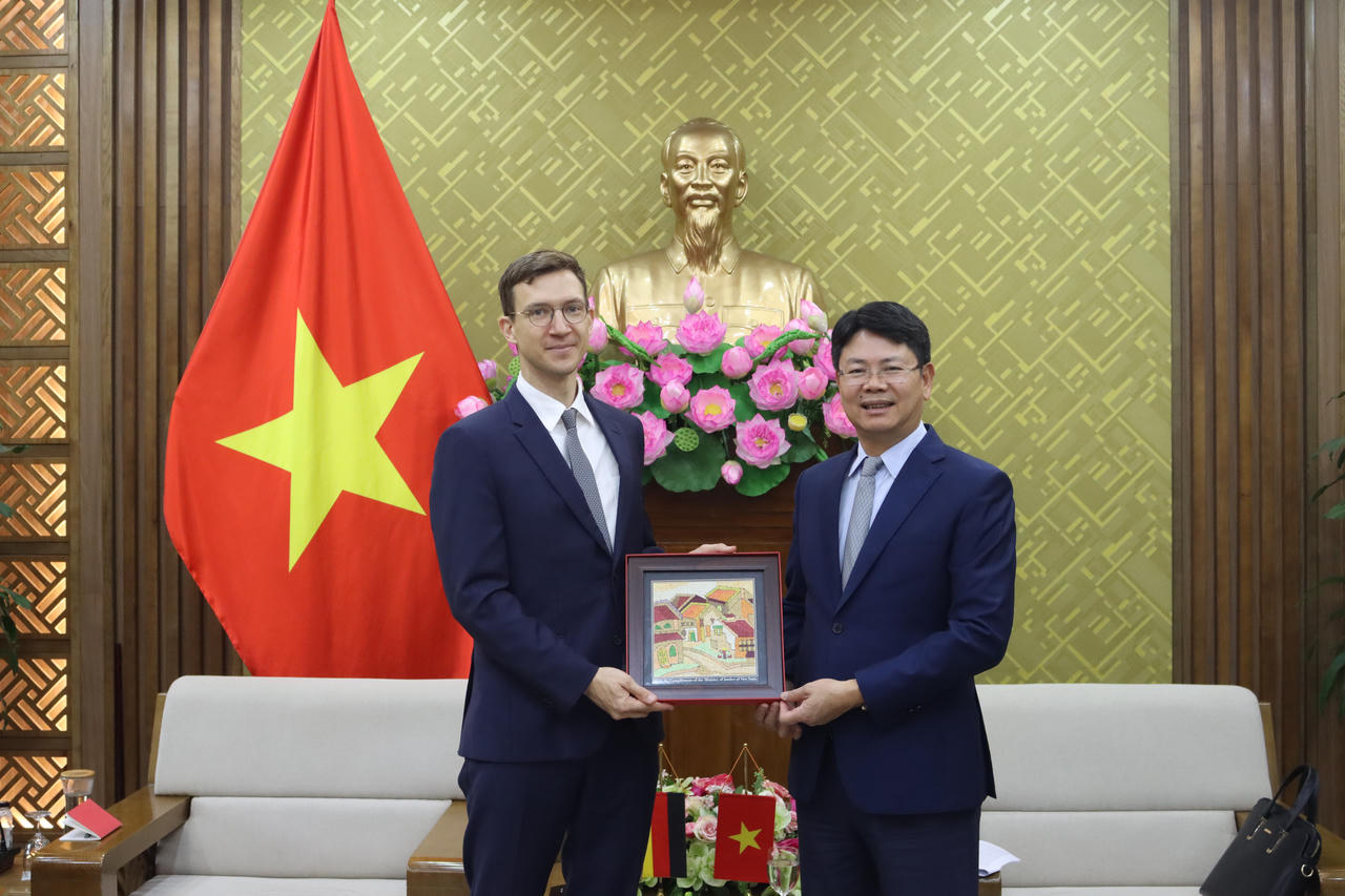 Thứ trưởng Nguyễn Thanh Tịnh tặng qu&agrave; lưu niệm cho &ocirc;ng Lewe Paul.