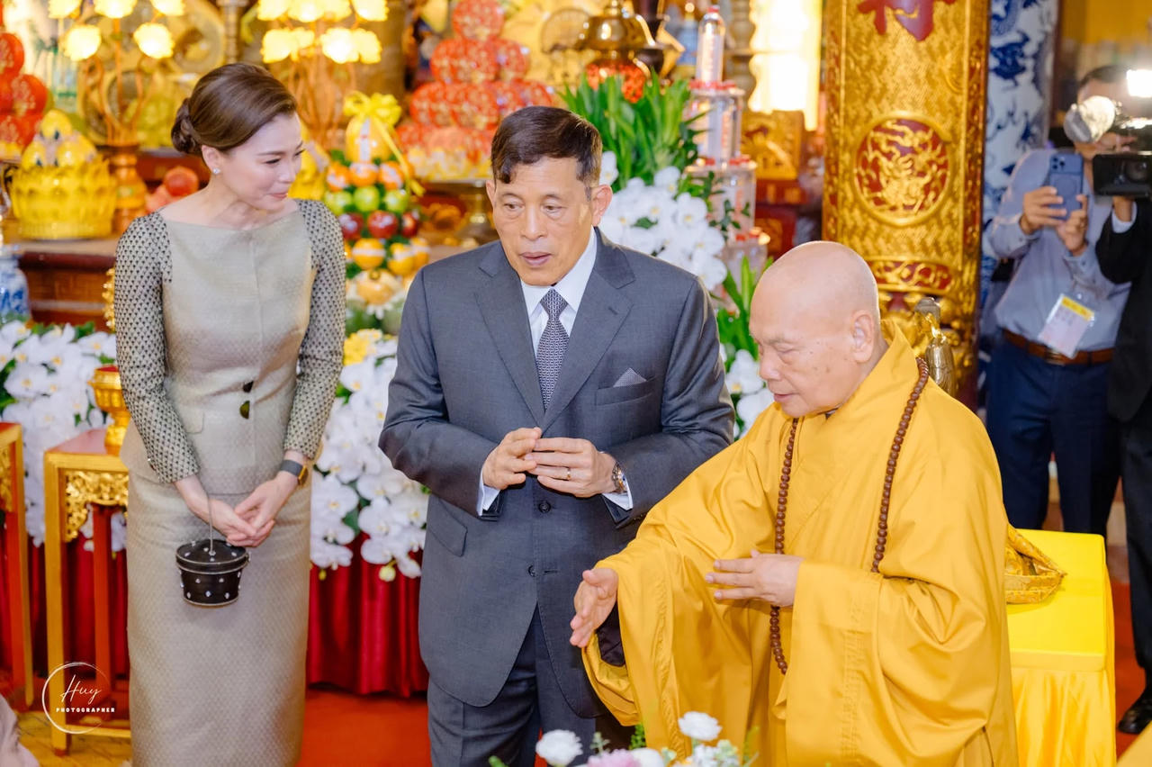 Nh&agrave; vua Th&aacute;i Lan lễ Phật tại ch&ugrave;a Qu&aacute;n Sứ