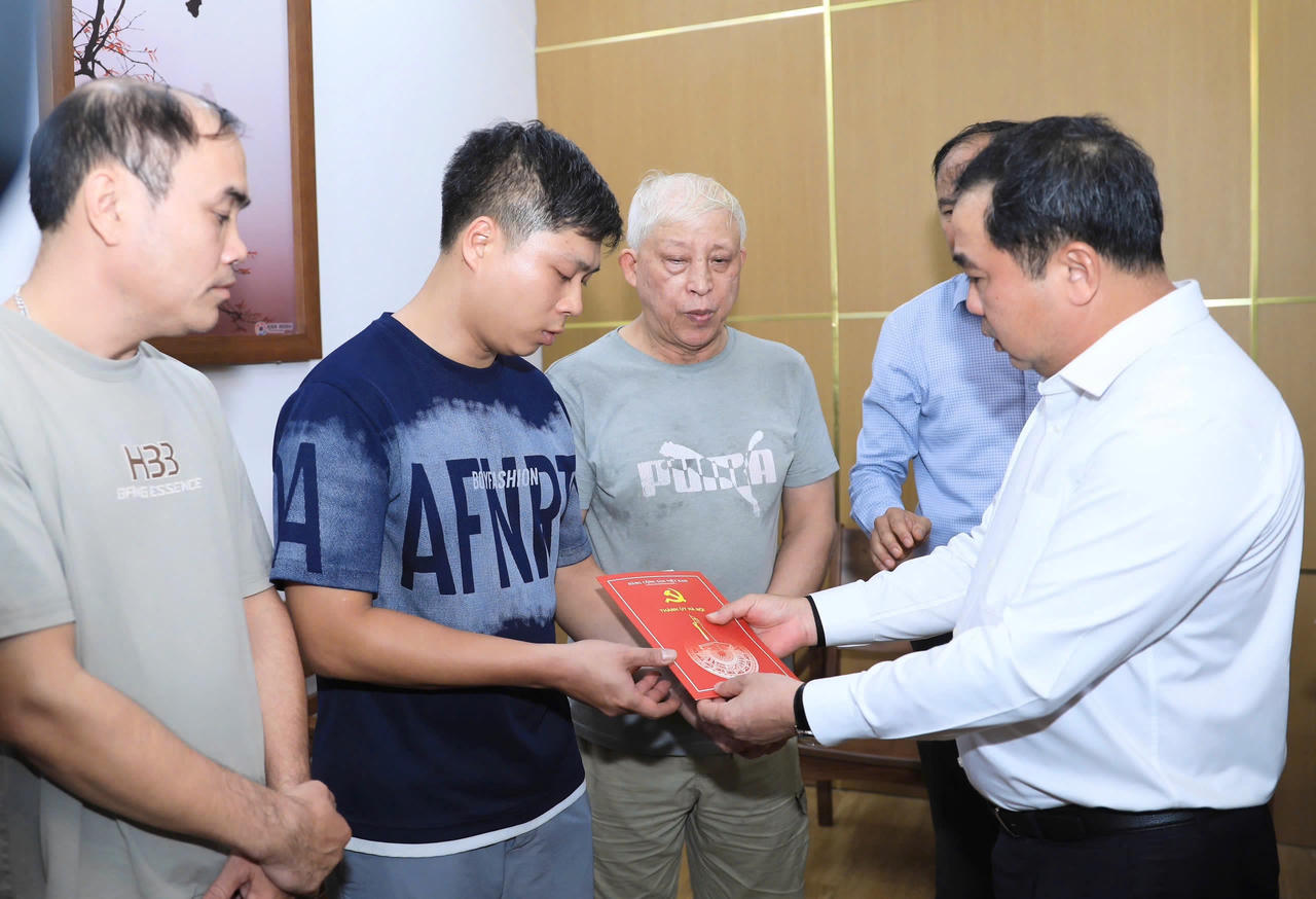 B&iacute; thư Th&agrave;nh ủy H&agrave; Nội Trần Đức Thắng c&ugrave;ng đo&agrave;n c&ocirc;ng t&aacute;c trao tiền hỗ trợ cho gia đ&igrave;nh c&aacute;c nạn nh&acirc;n trong vụ ch&aacute;y. Ảnh: Quang Th&aacute;i