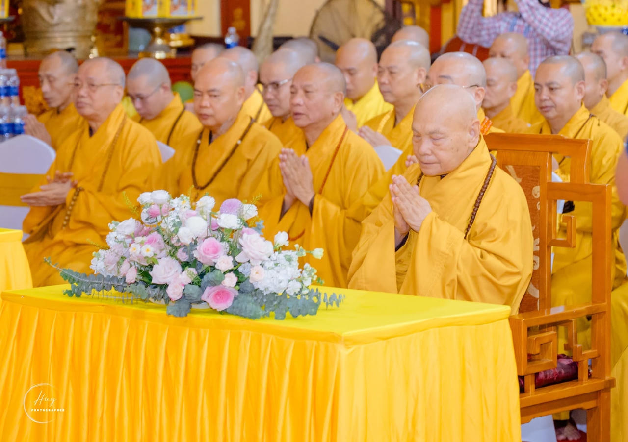 Nh&agrave; vua Th&aacute;i Lan lễ Phật tại ch&ugrave;a Qu&aacute;n Sứ 5