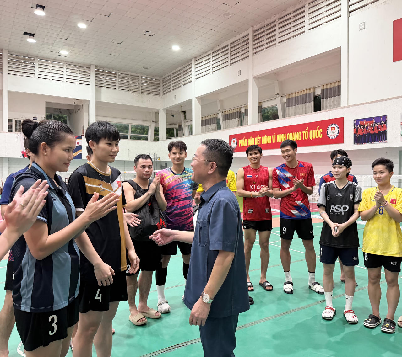 TS, Nh&agrave; b&aacute;o Vũ Ho&agrave;i Nam - Tổng Bi&ecirc;n tập B&aacute;o Ph&aacute;p luật Việt Nam nhận những tr&agrave;ng ph&aacute;o tay cảm ơn từ c&aacute;c vận động vi&ecirc;n đội tuyển cầu m&acirc;y Việt Nam sau những lời thăm hỏi, động vi&ecirc;n trước ng&agrave;y l&ecirc;n đường tham dự ASIAD 20 tại Nhật Bản.