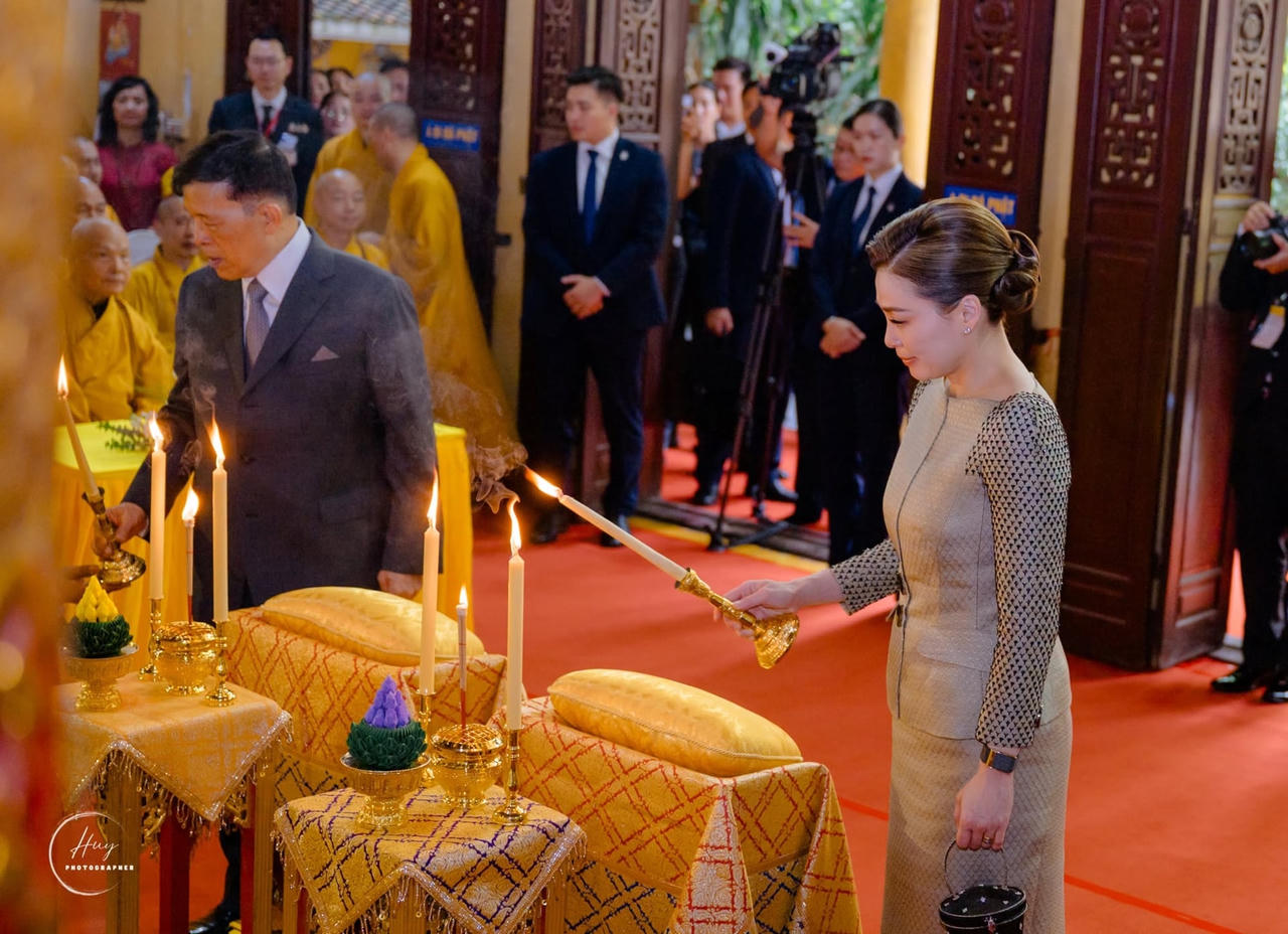 Nh&agrave; vua Th&aacute;i Lan lễ Phật tại ch&ugrave;a Qu&aacute;n Sứ 7