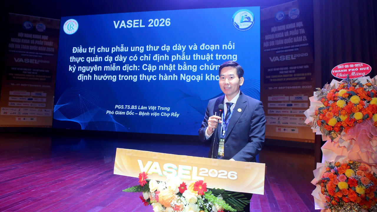 Đại diện bệnh viện Chợ Rẫy tr&igrave;nh b&agrave;y b&aacute;o c&aacute;o