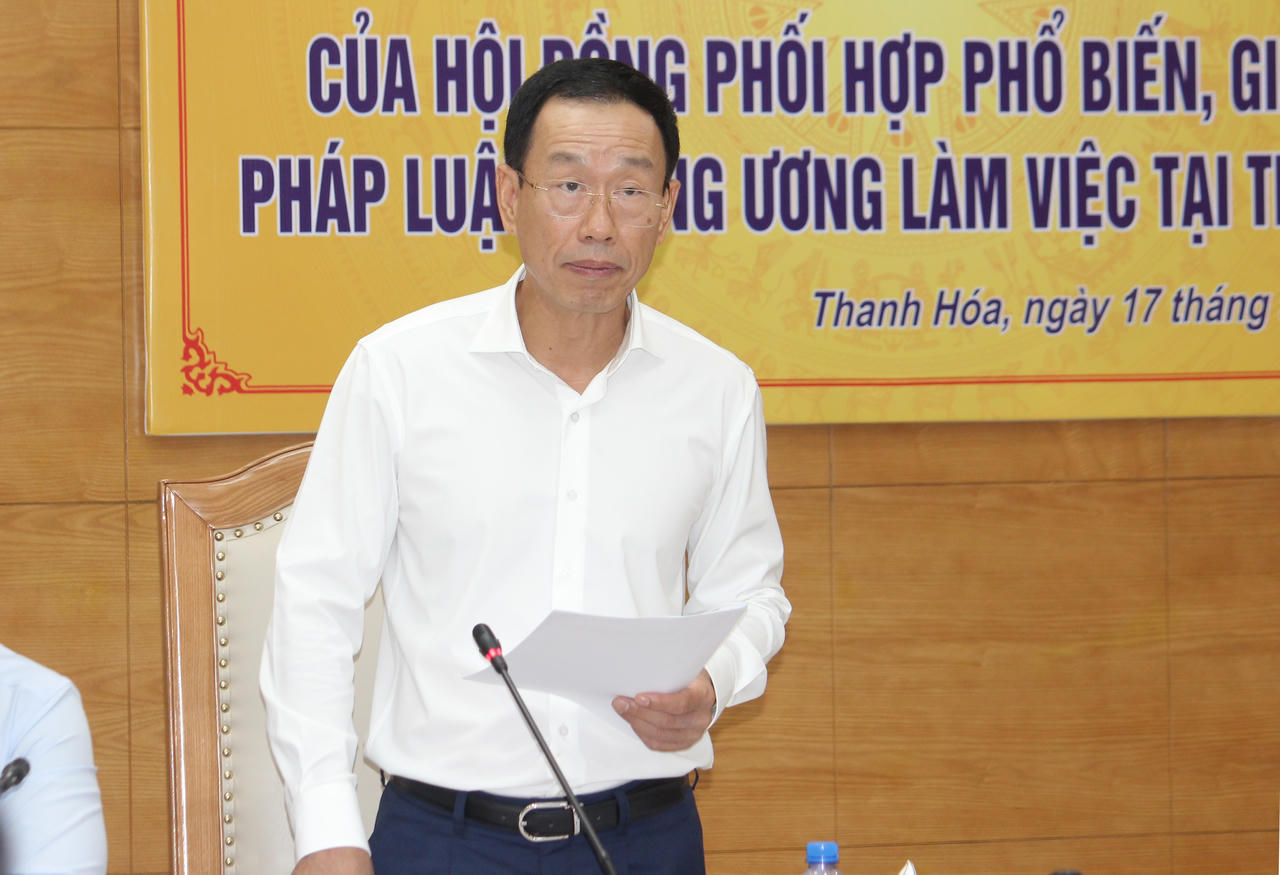Ph&oacute; Chủ tịch UBND tỉnh Thanh H&oacute;a L&ecirc; Quang H&ugrave;ng, Chủ tịch Hội đồng phối hợp PBGDPL tỉnh ph&aacute;t biểu tại chương tr&igrave;nh l&agrave;m việc (Ảnh: Thi&ecirc;n &Yacute;).
