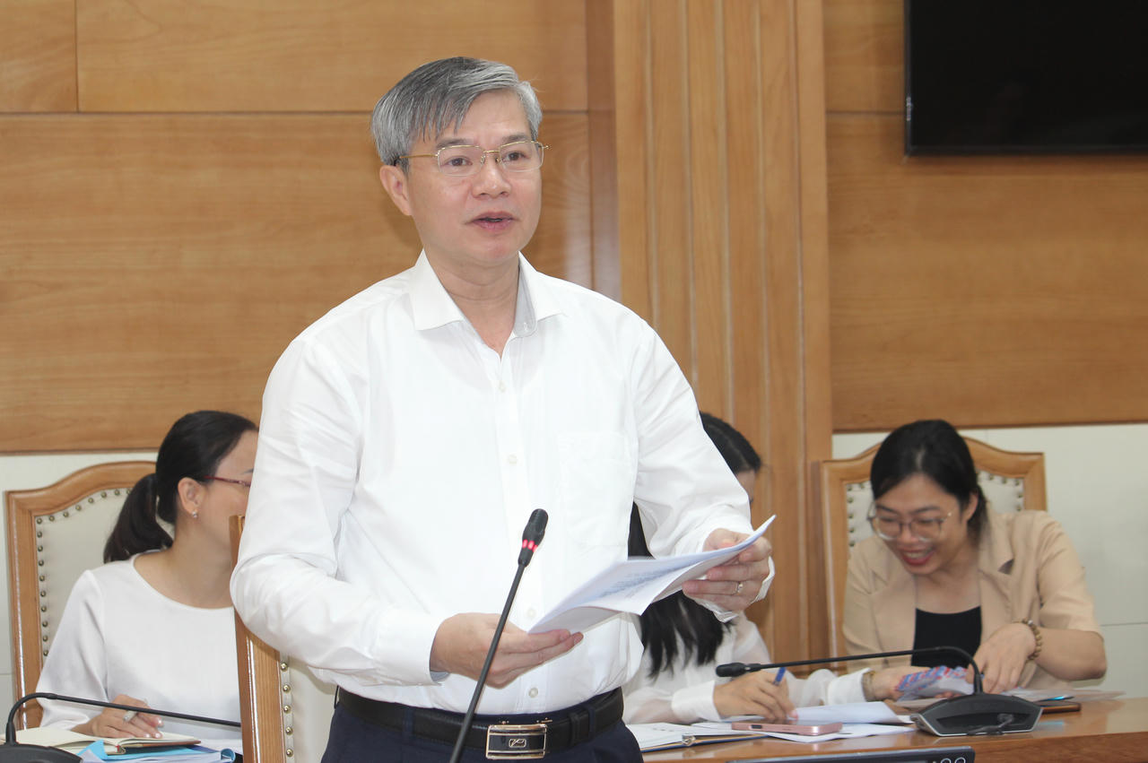 &Ocirc;ng Mai Xu&acirc;n B&igrave;nh, Gi&aacute;m đốc Sở Tư ph&aacute;p, Ph&oacute; Chủ tịch Thường trực Hội đồng Phối hợp PBGDPL tỉnh Thanh H&oacute;a b&aacute;o c&aacute;o tại chương tr&igrave;nh l&agrave;m việc (Ảnh: Thi&ecirc;n &Yacute;).