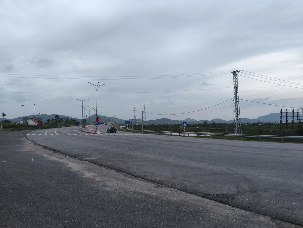 Phương tiện lưu th&ocirc;ng theo hướng Bắc - Nam qua khu vực cầu Gianh. (Ảnh: M.P)