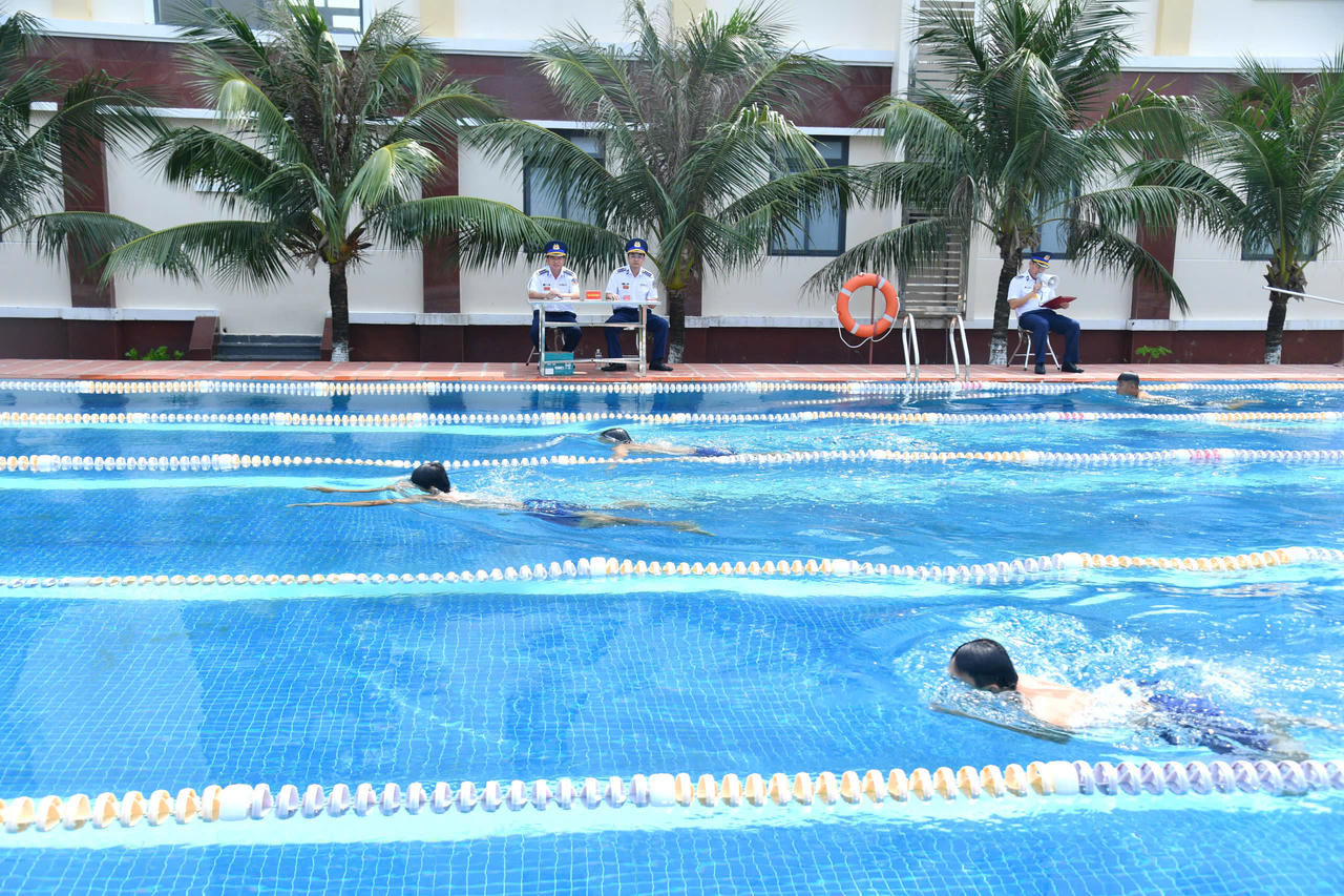 Kiểm tra nội dung bơi 300m trong Hội thi t&agrave;u, xuồng, xe tốt - Hội thao huấn luyện t&agrave;u năm 2026. Ảnh: Quang Vinh