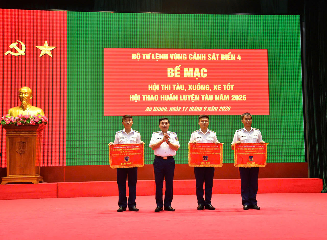 Thủ trưởng BTL V&ugrave;ng trao thưởng cho thưởng cho c&aacute;c tập thể, c&aacute; nh&acirc;n c&oacute; th&agrave;nh t&iacute;ch tốt trong Hội thi t&agrave;u, xuồng, xe tốt - Hội thao huấn luyện t&agrave;u năm 2026. Ảnh: Quang Vinh