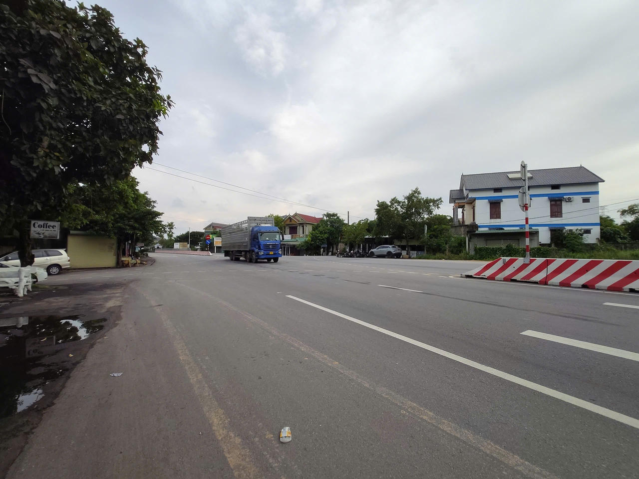 Phương tiện hướng Nam - Bắc được ph&acirc;n luồng từ xa, rẽ v&agrave;o cao tốc CT.01 hoặc đường Hồ Ch&iacute; Minh để ra ph&iacute;a Bắc trong thời gian thi c&ocirc;ng. (Ảnh: M.P)