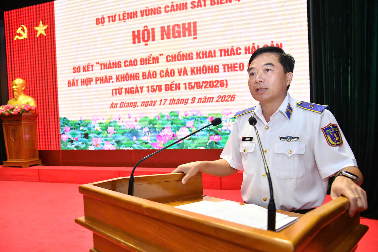 Thiếu tướng Đ&agrave;o B&aacute; Việt, Tư lệnh V&ugrave;ng Cảnh s&aacute;t biển 4 chủ tr&igrave; Hội nghị sơ kết  &ldquo;th&aacute;ng cao điểm&rdquo; chống khai th&aacute;c IUU của BTL V&ugrave;ng Cảnh s&aacute;t biển 4. Ảnh: Quang Vinh