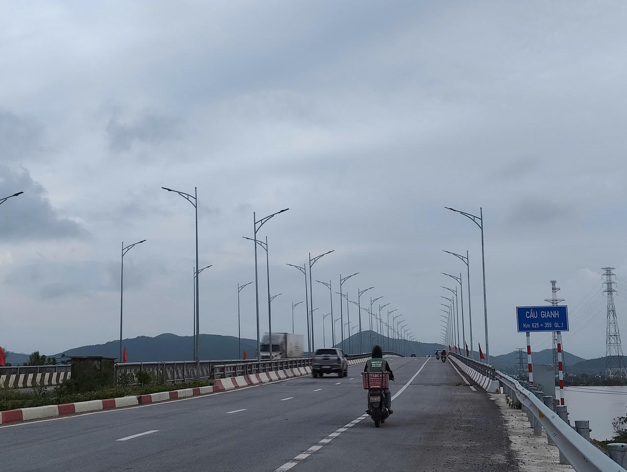 Phương tiện được tổ chức lưu th&ocirc;ng hai chiều tr&ecirc;n cầu Gianh mới khi cầu cũ bị cấm để thi c&ocirc;ng. (Ảnh: M.P)