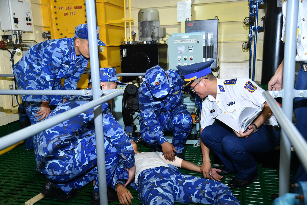 Kiểm tra nội dung thực h&agrave;nh cấp cứu thương binh trong Hội thi t&agrave;u, xuồng, xe tốt - Hội thao huấn luyện t&agrave;u năm 2026. Ảnh: Quang Vinh