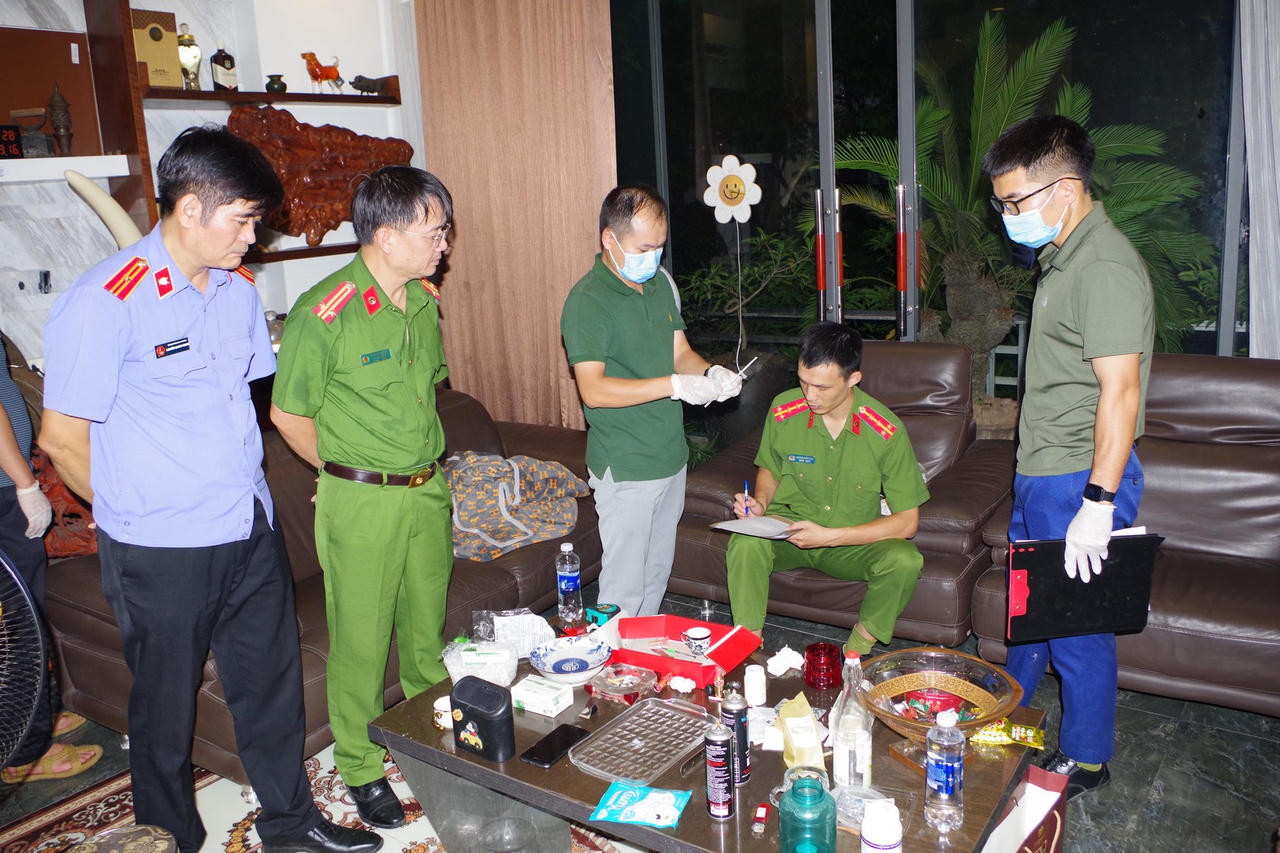 Cơ quan C&ocirc;ng an thi h&agrave;nh Lệnh kh&aacute;m x&eacute;t khẩn cấp nơi ở của đối tượng &ldquo;Đức Cộng&rdquo;.