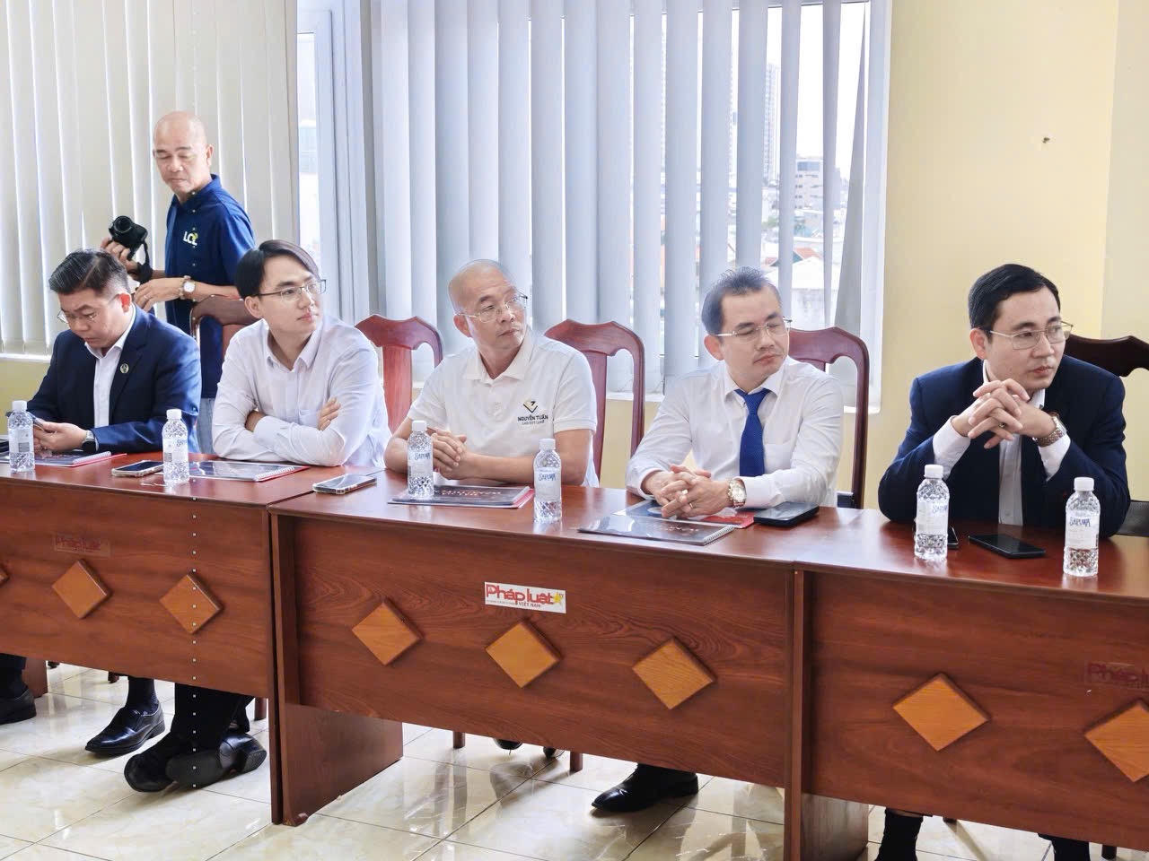 C&aacute;c đại biểu, chuy&ecirc;n gia v&agrave; đại diện doanh nghiệp tham dự, đ&oacute;ng g&oacute;p &yacute; kiến tại Tọa đ&agrave;m Ph&aacute;p luật về bảo vệ quyền lợi người ti&ecirc;u d&ugrave;ng tr&ecirc;n kh&ocirc;ng gian mạng.
