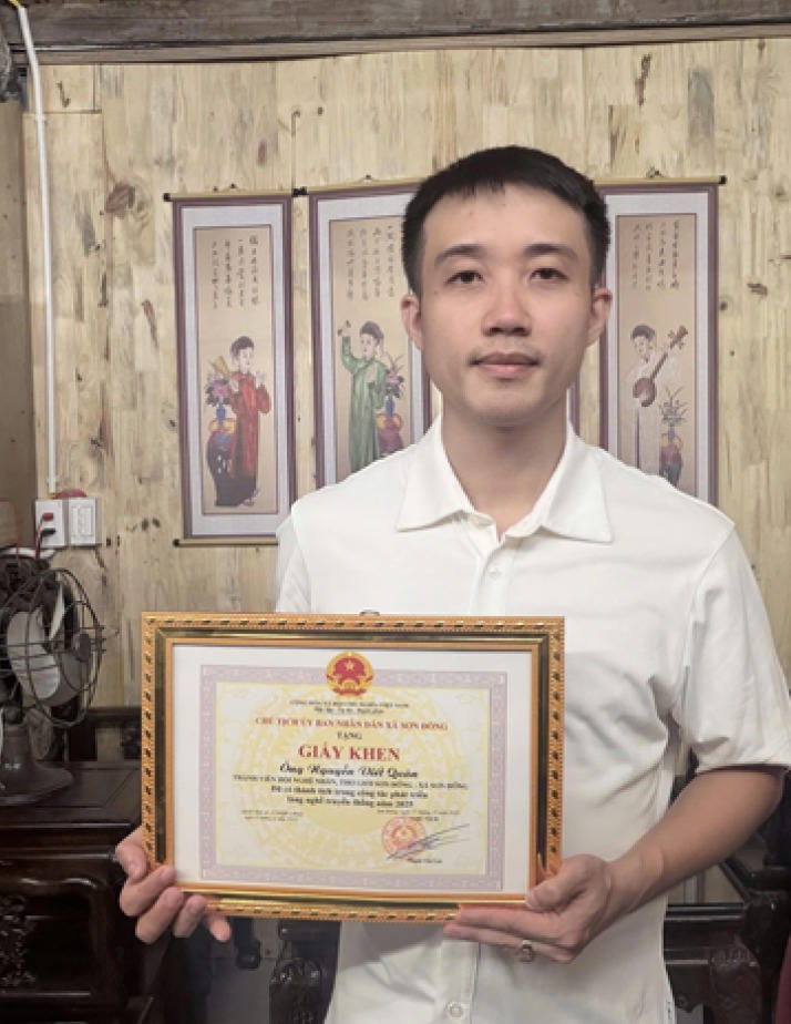Nghệ nh&acirc;n Nguyễn Viết Qu&acirc;n nhận Giấy khen của UBND x&atilde; Sơn Đồng v&igrave; đ&atilde; c&oacute; th&agrave;nh t&iacute;ch trong c&ocirc;ng t&aacute;c ph&aacute;t triển l&agrave;ng nghề truyền thống. (Ảnh trong b&agrave;i: PV)