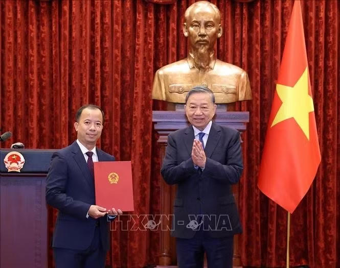 Tổng B&iacute; thư, Chủ tịch nước T&ocirc; L&acirc;m trao Quyết định bổ nhiệm Đại sứ đặc mệnh to&agrave;n quyền Việt Nam tại Cộng h&ograve;a Angola ki&ecirc;m nhiệm Cộng h&ograve;a Congo, Cộng h&ograve;a Zambia, Cộng h&ograve;a D&acirc;n chủ Congo, Cộng h&ograve;a Guinea X&iacute;ch đạo, Cộng h&ograve;a D&acirc;n chủ Sao Tome v&agrave; Principe, Cộng h&ograve;a Cabo Verde cho &ocirc;ng Nguyễn Văn Hiệu, Ph&oacute; Vụ trưởng, Vụ Trung Đ&ocirc;ng - Ch&acirc;u Phi, Bộ Ngoại giao. Ảnh: Thống Nhất/TTXVN