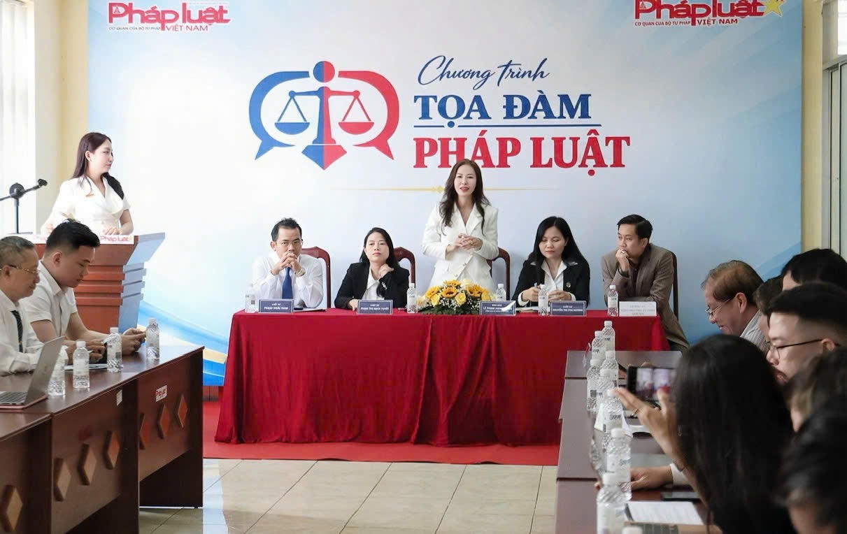 Nh&agrave; b&aacute;o L&ecirc; Phạm Hạnh Dung, Tổng Thư k&yacute; Chuy&ecirc;n trang Video Ph&aacute;p Luật &ndash; B&aacute;o Ph&aacute;p luật Việt Nam, ph&aacute;t biểu điều h&agrave;nh Tọa đ&agrave;m Ph&aacute;p luật với chủ đề &ldquo;Bảo vệ quyền lợi người ti&ecirc;u d&ugrave;ng tr&ecirc;n kh&ocirc;ng gian mạng: Quy định ph&aacute;p luật v&agrave; tr&aacute;ch nhiệm của c&aacute;c b&ecirc;n&rdquo;.